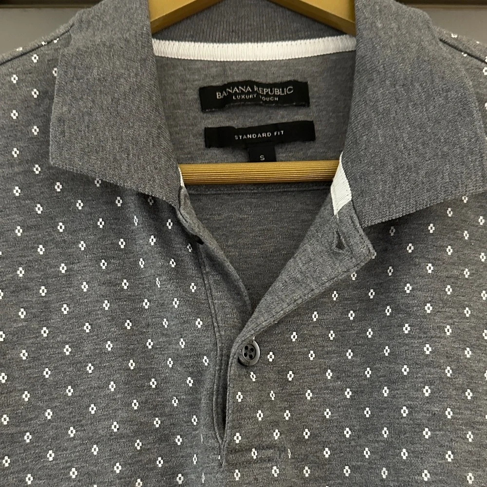Banana Republic Luxury Touch Standard Fit Charcoal Polo – White Micro Pattern